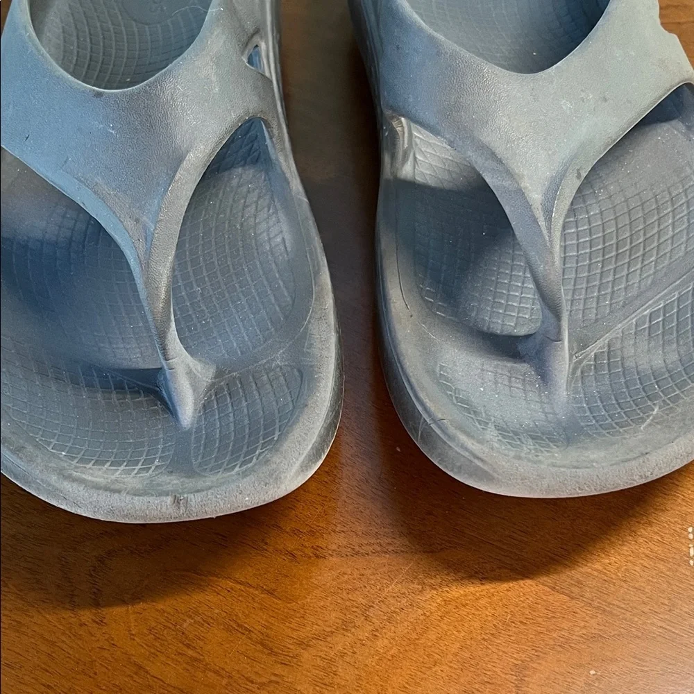 OOFOS Gray Flip Flop Sandals Men’s 11 Womens 13